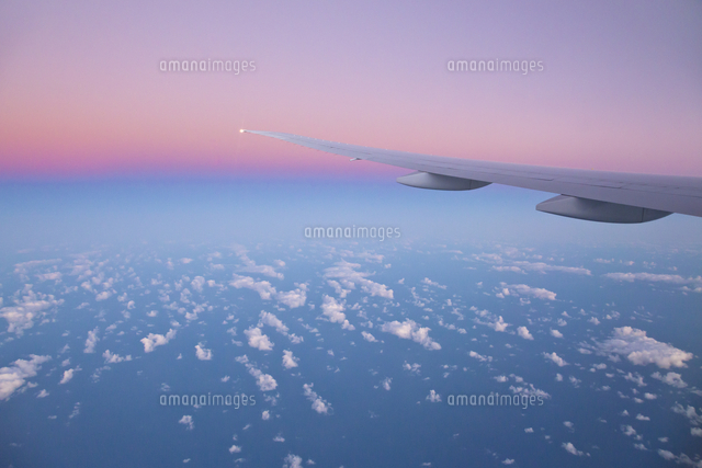 雲の上 飛行機の中から見る景色 81385000130 の写真・イラスト素材アマナイメージズ