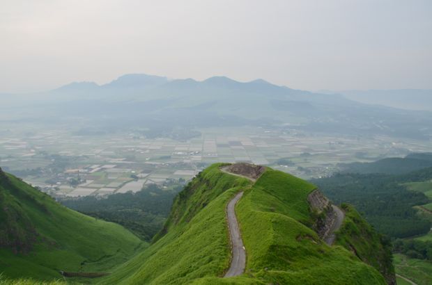 土日祝にしか見れない？阿蘇の蛇の道です。 ラピュタの道も完全崩壊で入れませんので、ここを楽しみにしてました *^^*大観峰よりいいかも。釈迦の涅槃像も素晴らしいです。今日は残念ながら雲が掛かってしまいました *^^*2025 9 27 阿蘇市小倉