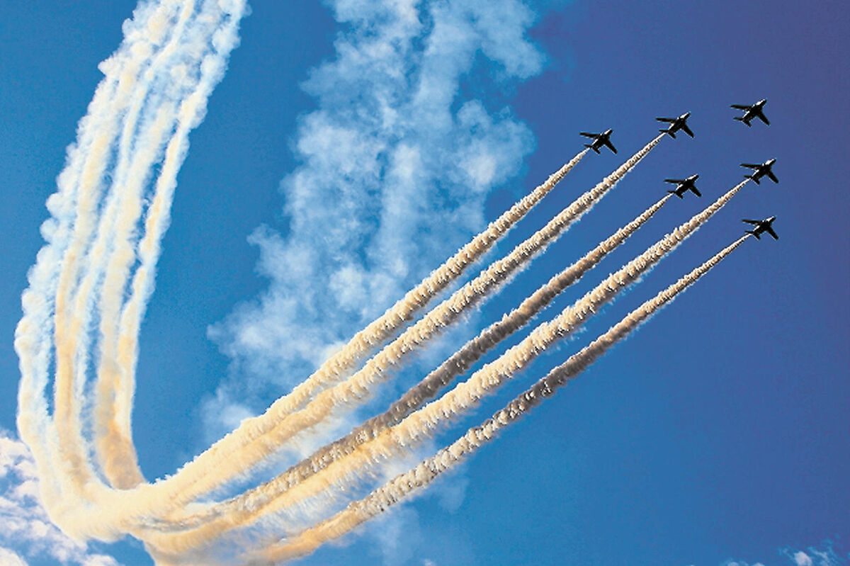 動画・写真特集 ブルーインパルス、ラリージャパン開幕に花添える：中日新聞Web