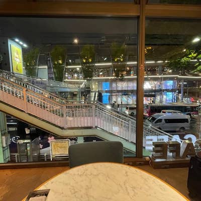 階段を降りるとそこはまるで舞踏会場、「名曲・珈琲 新宿らんぶる」新宿レトロ喫茶東京