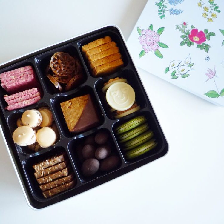 Amazon.co.jp:北海道限定 六 花 亭 □△○ まるさんかくしかく ８８個入 専用上袋付き : 食品・飲料・お酒