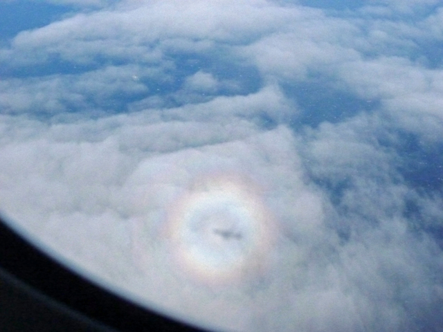 空から見た虹の感動体験飛行機から見る幸せの瞬間