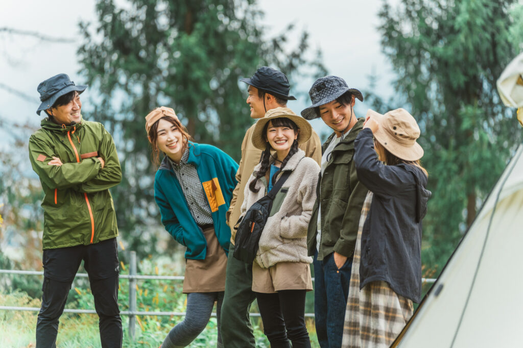 帽子であったか冬のキャンプコーデ 寒い外にはニット帽やフライトキャップなどの防寒帽子が必須アイテム – イチヨンプラス帽子通販