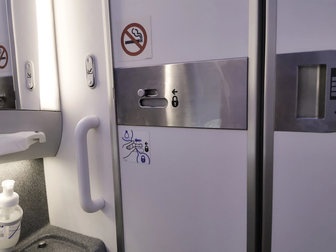 無料飛行機のトイレ完全攻略ガイド 機内ラバトリーの使い方解説します。suzukyuin