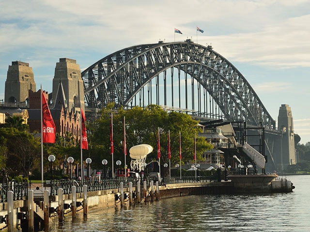 高層ビルが並ぶ都会のすぐそばに広がる緑と海🌿 ハーバーブリッジの下で過ごす、いつもの午後。 シドニーの暮らしって、本当に心地よい☺️ Abridge, a breeze, and a bit of city buzz. Living in Sydney means having itall
