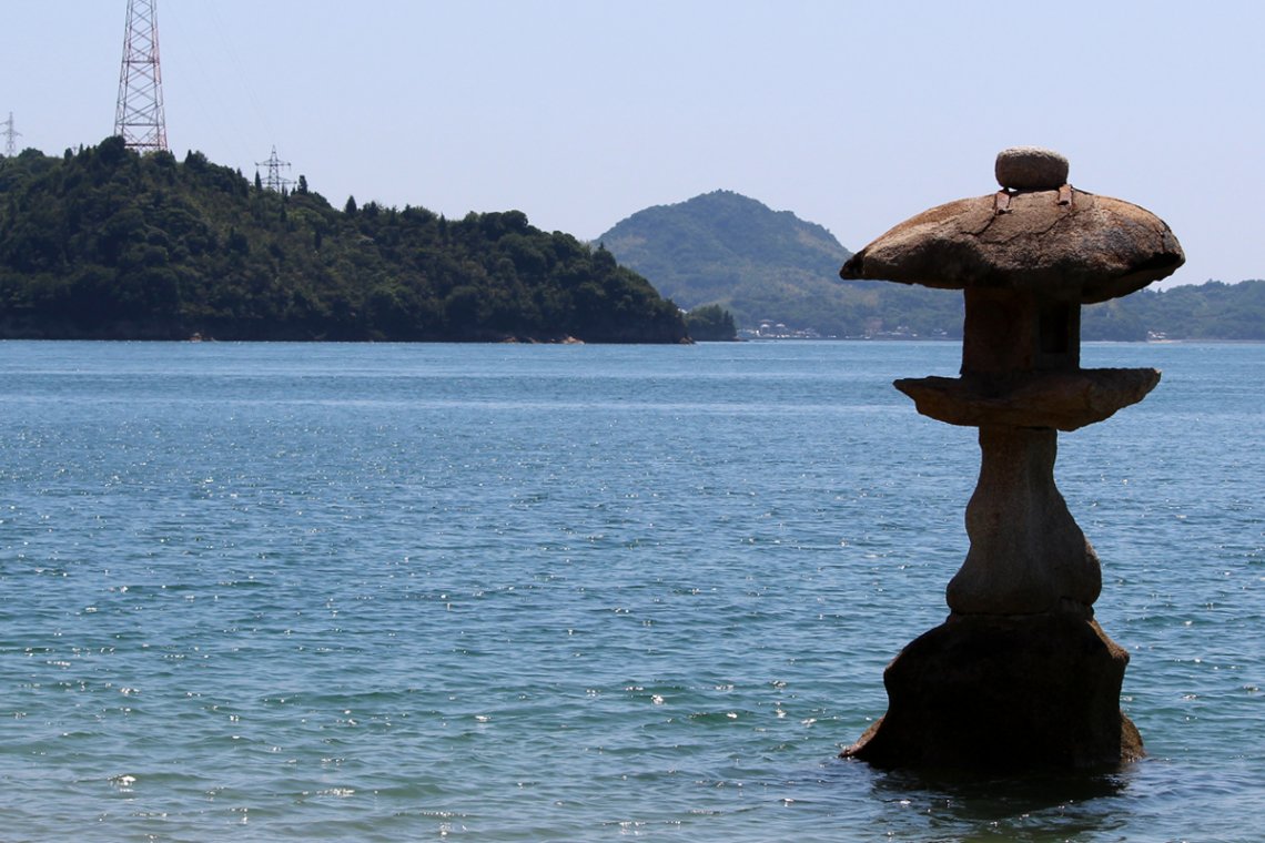 尾道観光協会 - 岩子島にある厳島神社へ伺ってみました 海に向けて建てられた赤い鳥居がパッと目に飛び込んできます ○岩子島厳島神社https:www.ononavi.jp sightseeing temple detail.html?detail_id=338Facebook