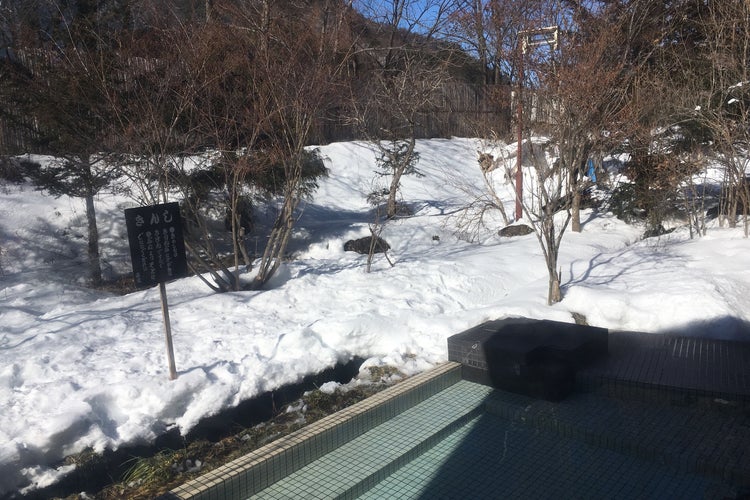 こんにちは！岩盤浴 喜助の蒸です♨️ 当店のコワーキングスペースには 各席に照明、コンセント、無料Wi-Fiを完備🔌スマホ充電器の貸し出しも📱👌🏻 ビジネス利用や学習、読書にも最適です📖 癒しの空間で作業もはかどります☕️喜助の蒸岩盤浴汗蒸幕