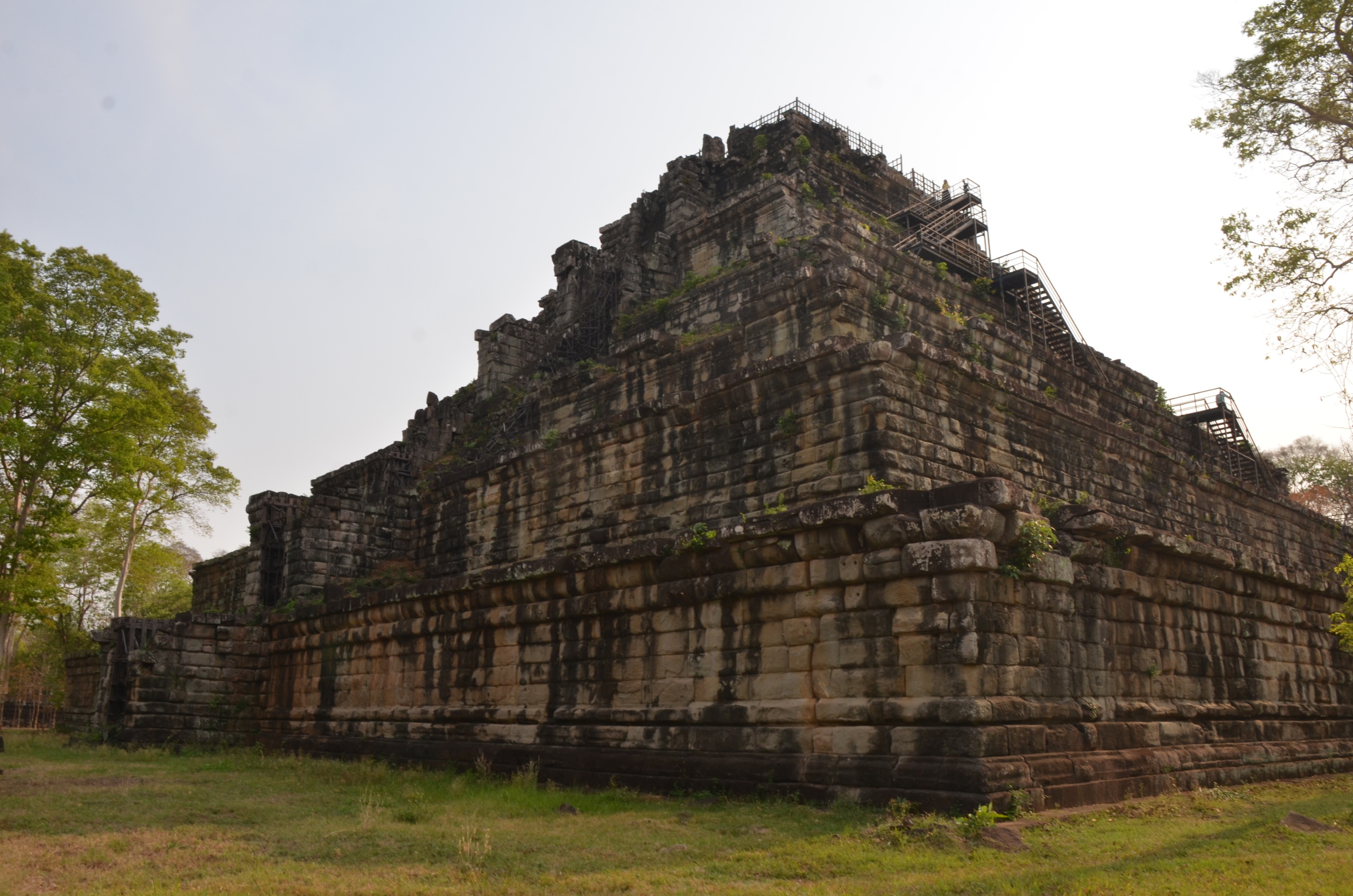 コー・ケー遺跡群巨大ピラミッドとアンコール王朝「幻の都」 – CAMBODIA NOTE