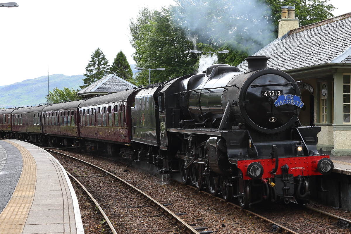 スコットランド1泊2日ツアー 蒸気機関車ジャコバイト号＆ネス湖など ＜4～9月 フォート・オーガスタス宿泊 エジンバラ発＞イギリス スコットランド 旅行の観光・オプショナルツアー予約 VELTRA ベルトラ