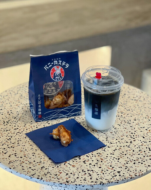 兎珈琲🐰Usagi coffee 📍京都・二条城前Nijo-cast オシャレなカフェを探しておられる方、二条城に観光で来られる方必見‼️二条城で観光した後に、甘いものを食べながら休憩することが出来るベストスポットですっ👍🏻 ̖́- 休憩スペースを探している際にふら〜っと