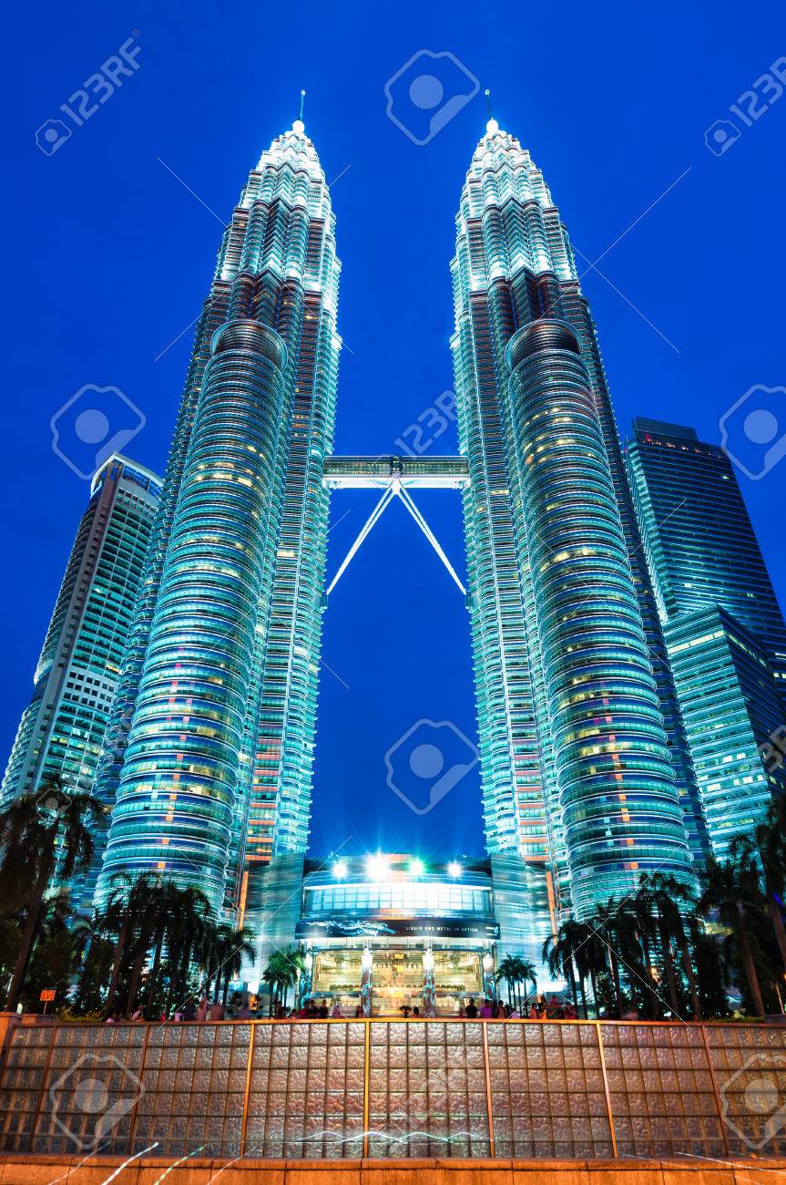 クアラルンプールのベスト夜景スポット！ペトロナスタワーと噴水ショー Petronas Towers & KLCC Park - Petite NewYork