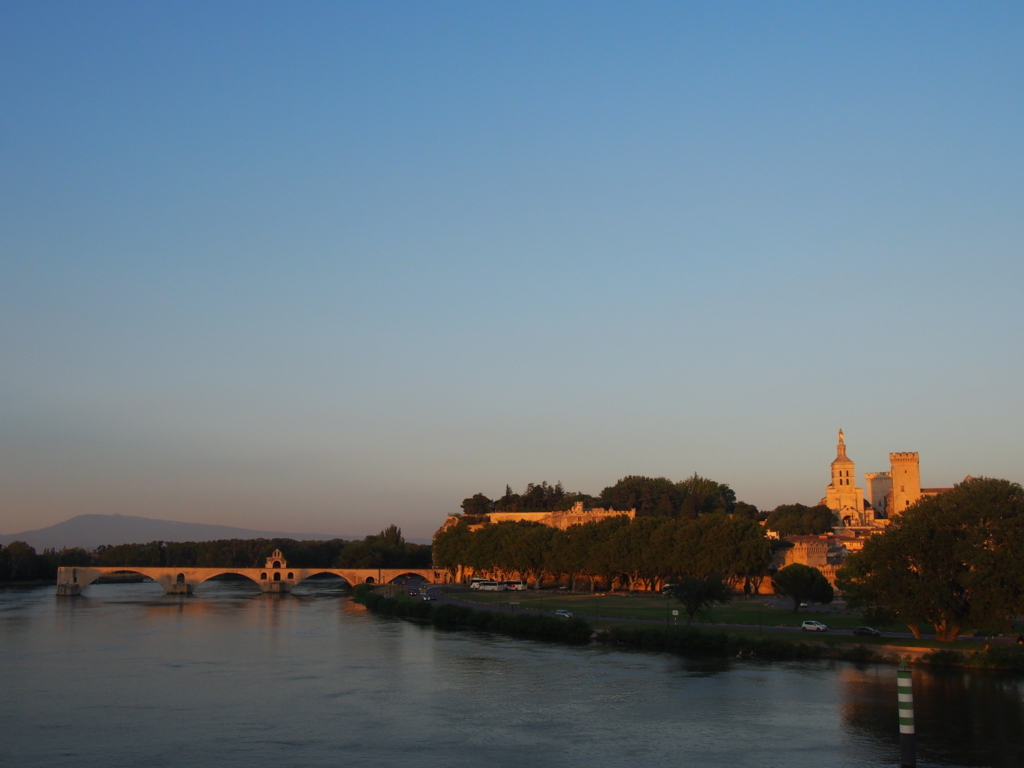 サン ・ ベネゼ橋サンベネゼ橋 、アヴィニョンの街はローヌ川の左岸にヴォクリューズ県の部門の夕暮れ。ローマから彼らの亡命中に教皇の住居だった。1309と 1377、残留による 7 つの連続した教皇の間の写真素材・画像素材 Image 71045648