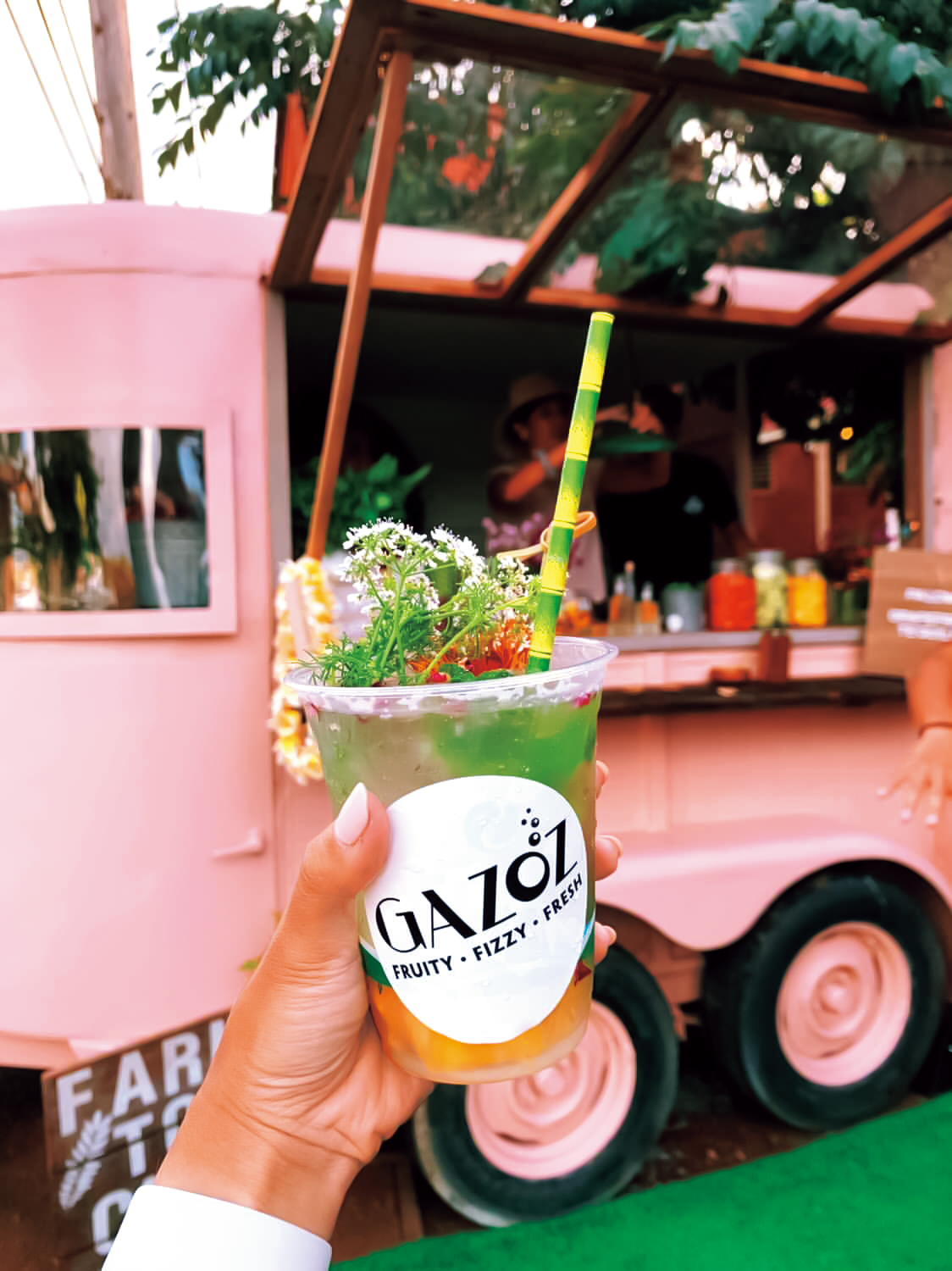 虹色シェイブアイスをオン！Eggs 'n Thingsのトロピカルなスイーツドリンク食べログマガジン