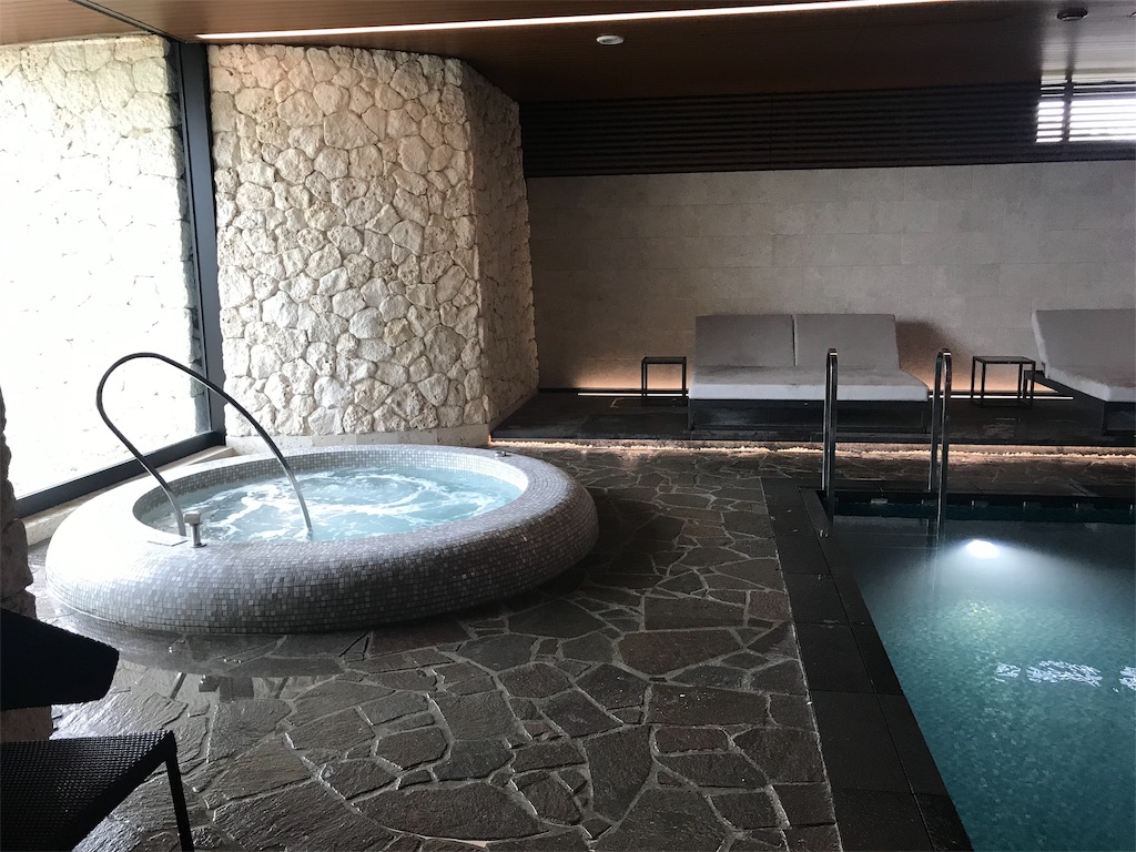 ハイアット リージェンシー 瀬良垣アイランド 沖縄、昨年大好評のナイトプールがエリア拡大にりとふる