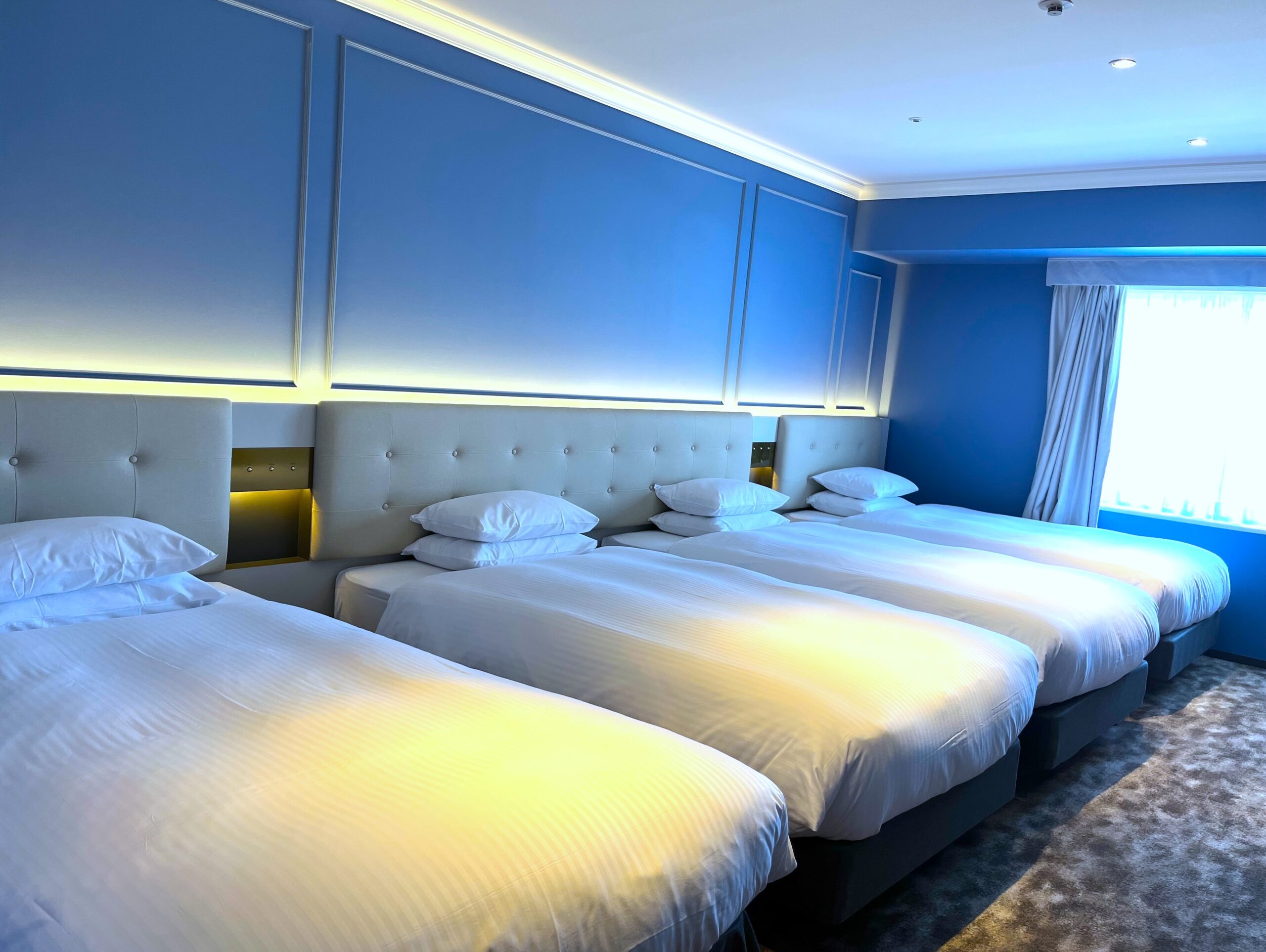 オリエンタルホテル 東京ベイの宿泊者専用ラウンジでは、アルコールやソフトドリンクが無料でお楽しみいただけます。美しくライトアップされた開放感のあるラウンジで、贅沢な夜のひとときをお過ごしください🥂✨ Experience a luxuriousevening at the Oriental Hotel