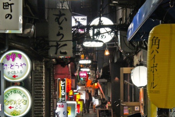 東小路で楽しむレトロなはしご酒体験