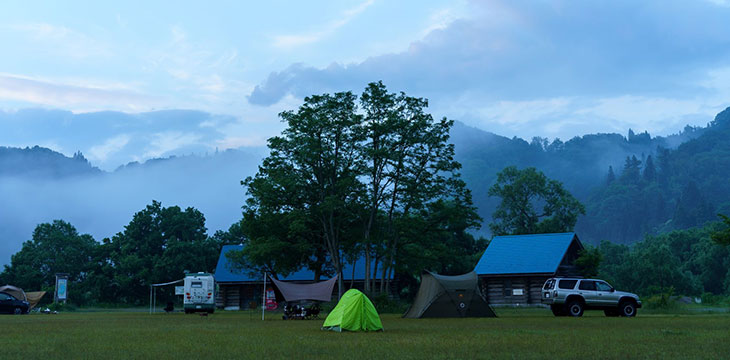 白川湖の水没林 - 愛和建設株式会社山形のプレハブ、ユニットハウス、仮設事務所、仮設倉庫、仮設住宅などはおまかせ