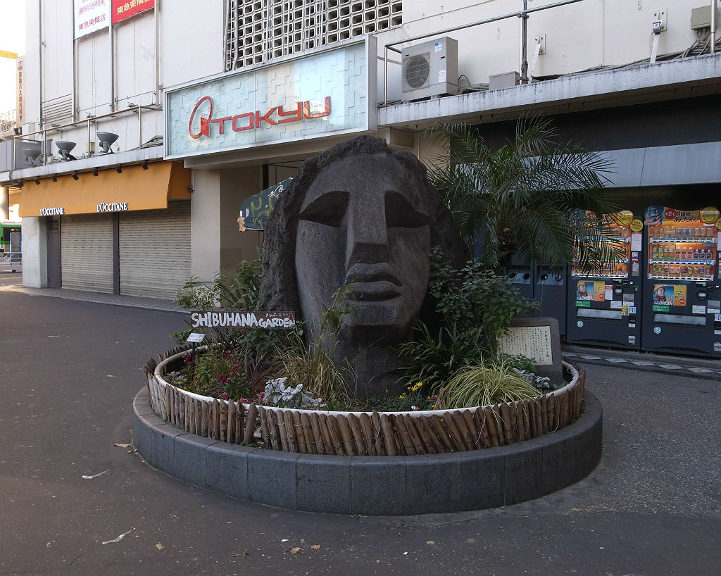 トラックに積まれ移動するモヤイ像＝渋谷「モヤイ像」、再開発工事に伴い移設 - シブヤ経済新聞