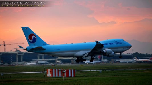 ミラノ・マルペンサ国際空港MXP によるピサから飛行機、 列車、 バス、 自動車への移動