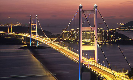 歷史檔案館- 青馬大橋全長2,160米，跨越位於馬灣同青衣之間嘅海上航道。 圖片參考編號：387.7362 KRI Stretching 2,160metres, the Tsing Ma Bridge crosses the marine channel between Ma Wan andTsing Yi. Image Reference Number: 387.7362 KRIFacebook