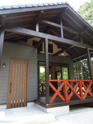 湖面とデッキ、リビングが一体となる湖畔の別荘工務店がつくるいい家工務店を探すなら いい家ネット