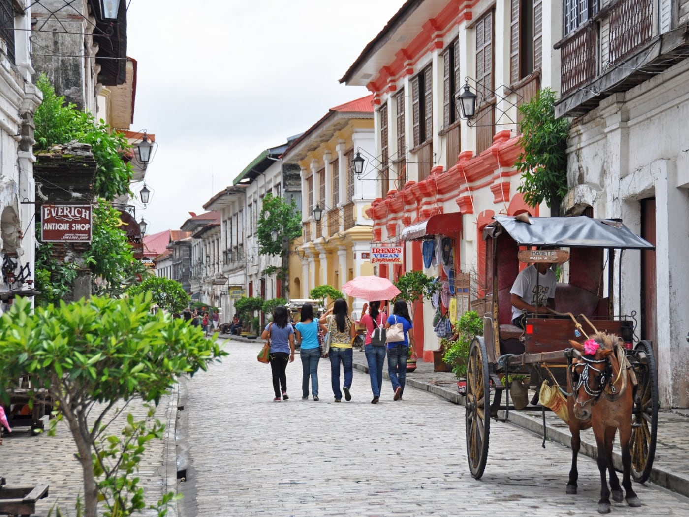 ✈️Manila🇵🇭 , ここはイントラムロス✨, スペイン統治時代の16世紀の面影を残す情緒溢れるマニラのスポット！,石畳の街並みやそこを走る馬車など、日本では体験できない風景がここにはあります✈️マニラ大聖堂や世界遺産のサンアグスティン教会などもこのエリアにあります✨,フィリピンの旅は、是非ZIPAIRで✈️,zipairphilipinesmanila海外旅行