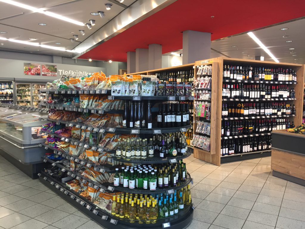 ミュンヘン: 空港内の便利なスーパーマーケット みゅうベネルクスブログオプショナルツアー・現地ツアーの みゅう