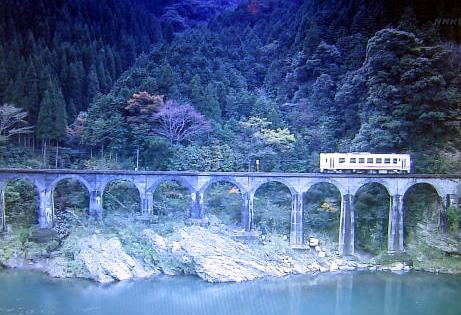 旧高千穂鉄道 第三五ヶ瀬川橋梁 宮崎県日之影町 。星山ダム湖に浮かぶ旧高千穂鉄道の橋梁🚃今は遊歩道として活躍中👫鉄骨とコンクリートが織りなす構造美✨1939年 昭和14年 完成。 Daisan Gokase-gawa Bridge, Miyazaki, Japan. ・土木土木学会選奨土木遺産橋