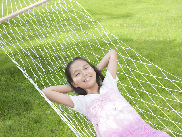 ハンモックの上に寝ている女の子２人 02299004646 の写真・イラスト素材アマナイメージズ