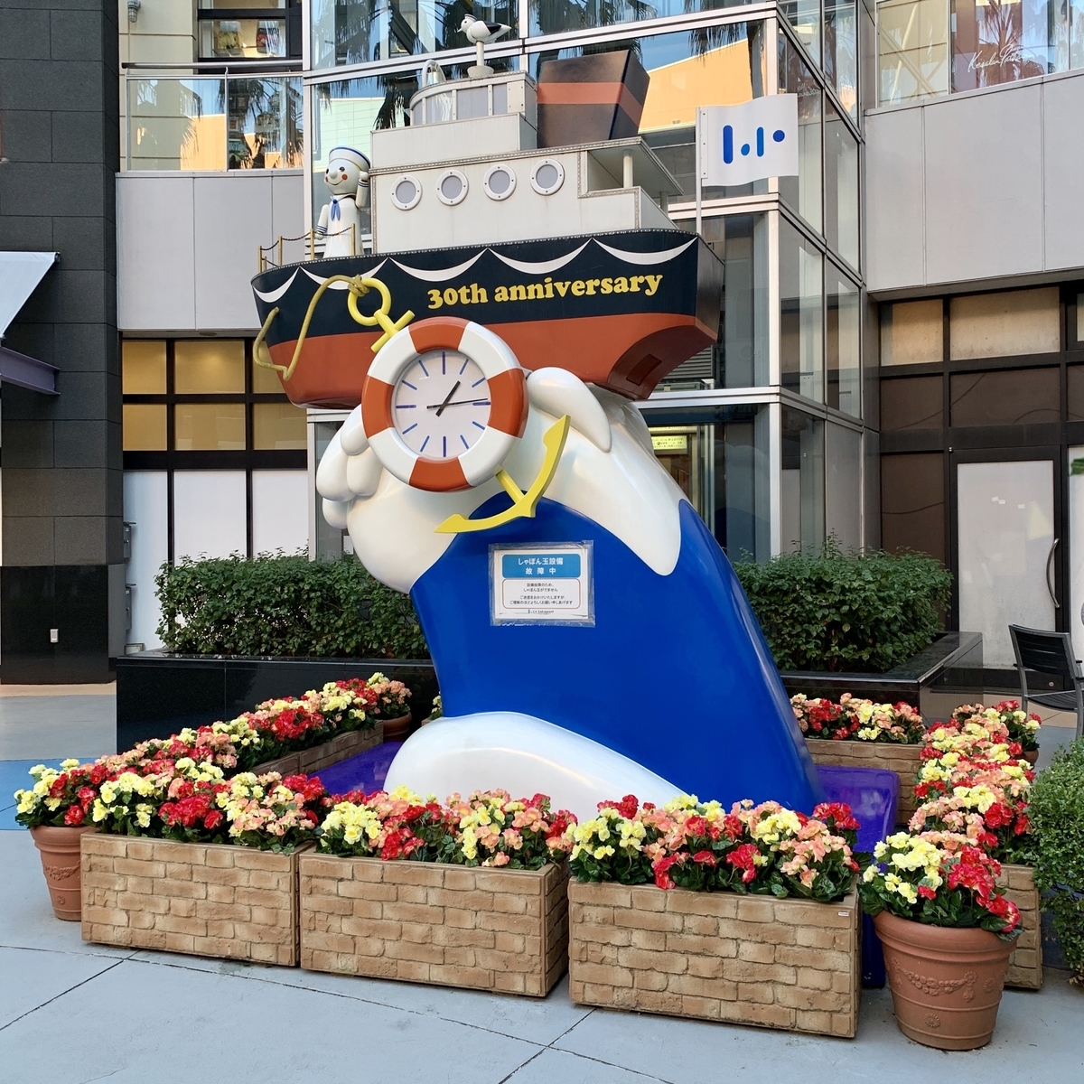 👇新ポケモンセンター❗️ポケモンセンタートウキョーベイ🟡 ポケモンセンターが4 12リニューアル！しばらく閉まってたけど再オープンしたよ！ 新しい店内はベイエリアの風景をイメージ 🟡 海辺で遊んでいるピカチュウ・デンリュウ・マリルたちといっしょに