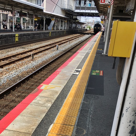 先週末に運行したてのディズニー新幹線。ホームドアの無い米原駅で見たかったので新大阪〜米原で記念乗車。車内メロディーもオリジナル、青帯のない東海道新幹線となかなか攻めてますね。米原駅寒かったー。沿線も雪景色でアチコチに撮り鉄さんも出没してました