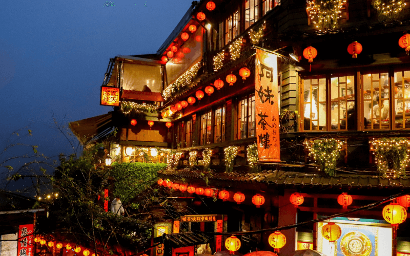 🇹🇼台湾trip ⑤ - 十分•九份観光 -⁡ 2日目はランタンで有名な十分 千と千尋で有名な九份 をまわれるツアーに参加✨ ⁡ ⁡🕒 ツアータイムスケジュール 13:00 台北~十份~九份ツアー開始＿ シェラトン集合 14:00 十份観光1h15:30 十分瀑布17:00 九份観光2h