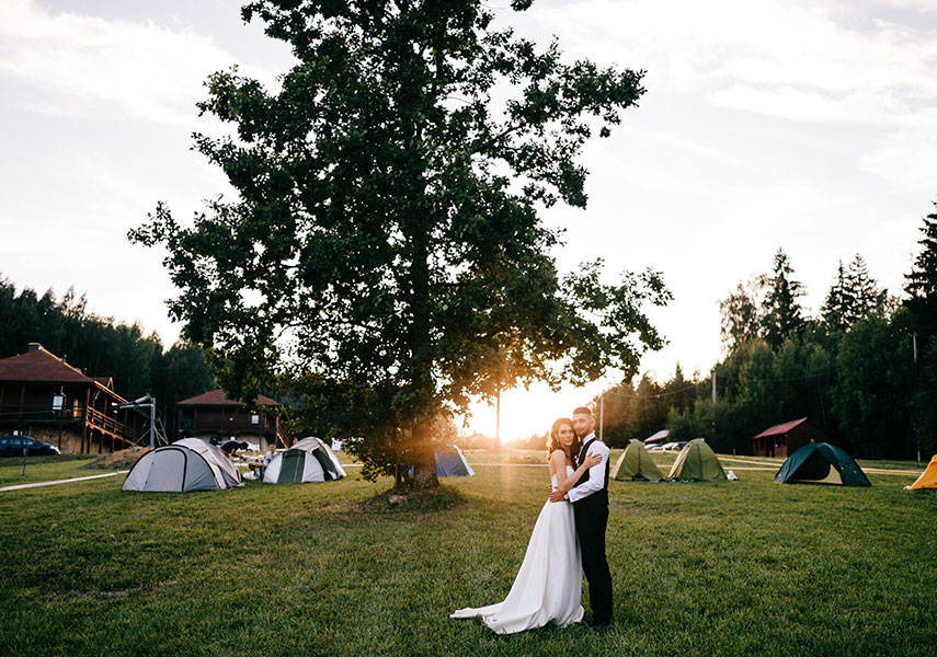 日常の浜辺をハレの舞台に！松山発ソトノバ夫婦「アウトドアウェディング」のススメ - ソトノバsotonoba.place