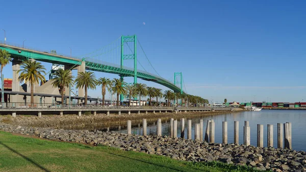 川を渡り谷底から這い上がり、辿り着いた ロサンゼルスの「どこにも行けない橋」で見たもの海外の旅BE-PAL キャンプ、アウトドア、自然派生活の情報源ビーパル