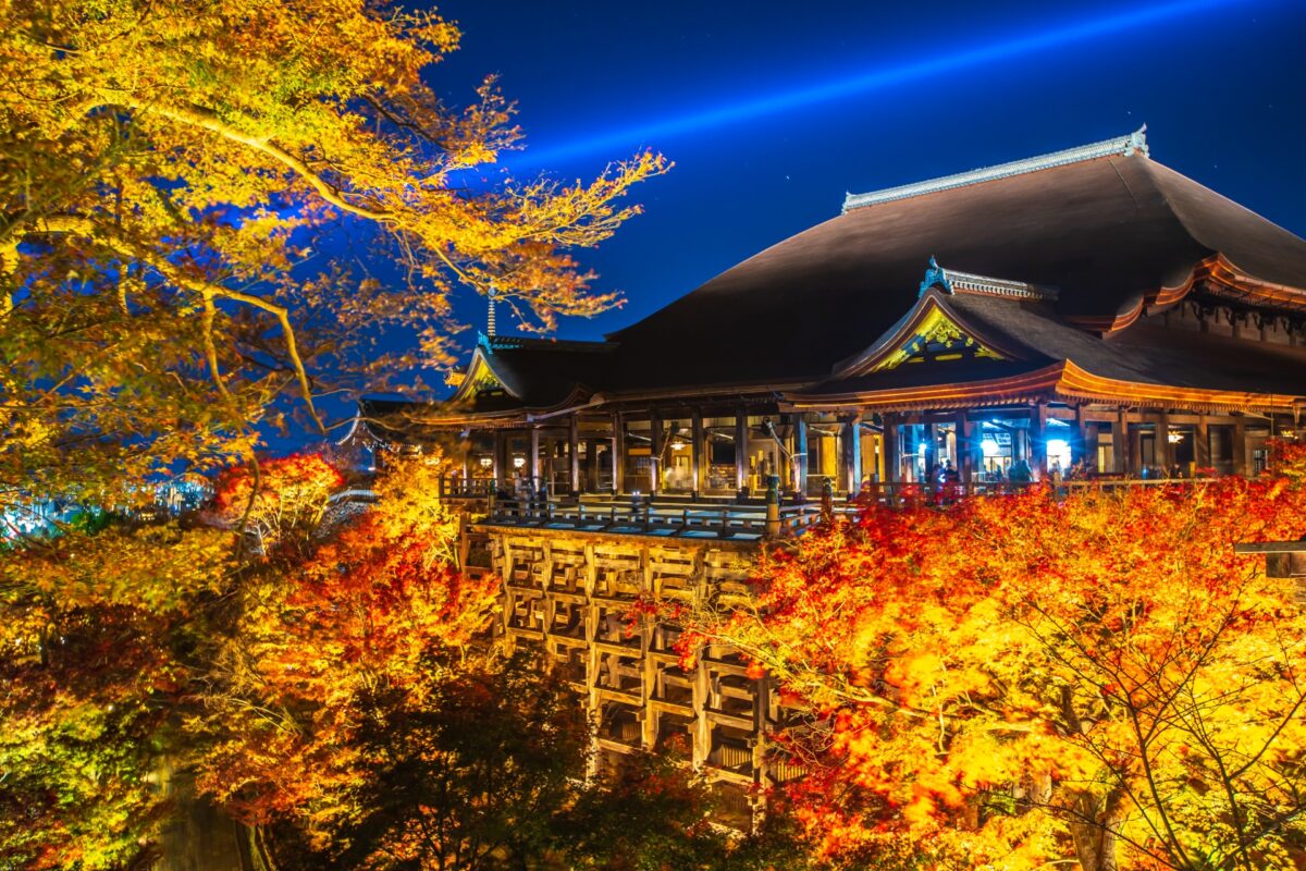 千年の都・京都の魅力：伝統的な歴史と絶品グルメを堪能する究極の観光旅行ガイド - 日本が大好きになる図書館Fall in love withJapan, Library