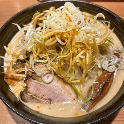 東京駅 東京ラーメン横丁で二郎系ラーメン「豚山」を食べるねろろろぐ