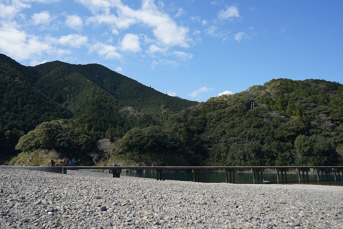 勝間沈下橋 広い河原と雄大な山々でのんびり気分満喫！ - 四万十川 観光ガイド