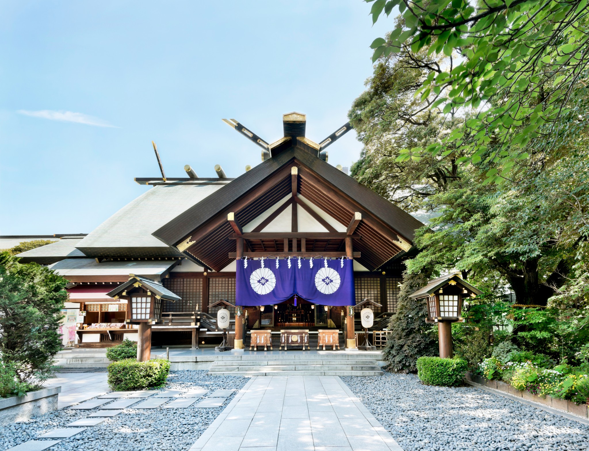 ✨東京最強のパワースポット⛩️ 神田明神✨, 東京でご利益たっぷりの神社といえば、神田明神 かんだみょうじん ！,1300年の歴史を誇るこの神社は、縁結び・商売繁盛・勝負運アップにご利益があることで有名です💖, 📍 アクセスも抜群！,秋葉原や御茶ノ水から徒歩で行けるので、お仕事帰りやお買い物のついでにも立ち寄れちゃう♪, 💖 神田明神のおすすめポイント, ✨ 縁結びのご利益