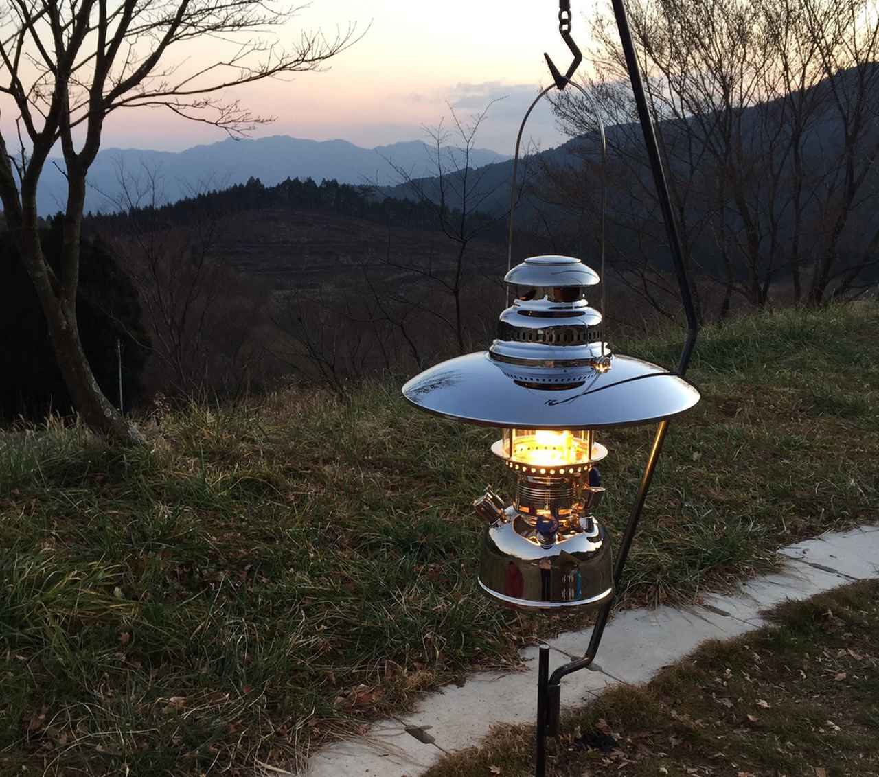 セール中 LYIYI ランタンスタンド ランタンハンガー 打ち込み式 スチール ランタンポール 多機能 軽量 コンパクト アウトドア キャンプ用専用収納ケース付き 三脚 VS 打ち込み ランタンスタンドおすすめ21選！卓上モデルも 2025年Picky's