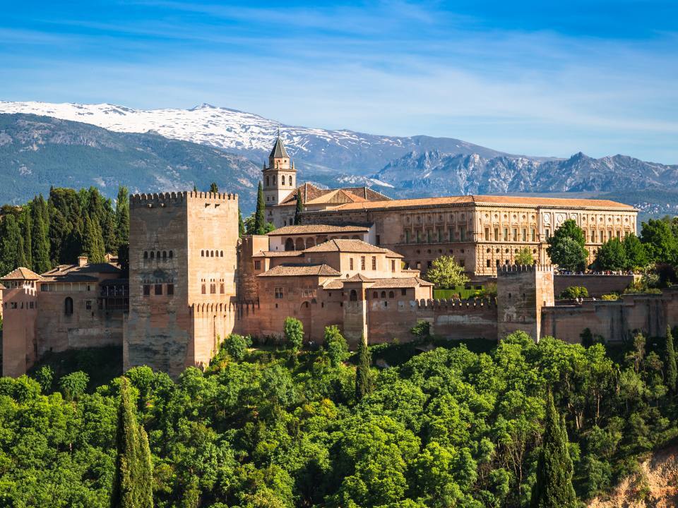 アルハンブラ宮殿・ヘネラリフェア・アルバイシン・サクラモンテ ウォーキングツアー：グラナダの歴史と文化を体験funBooky