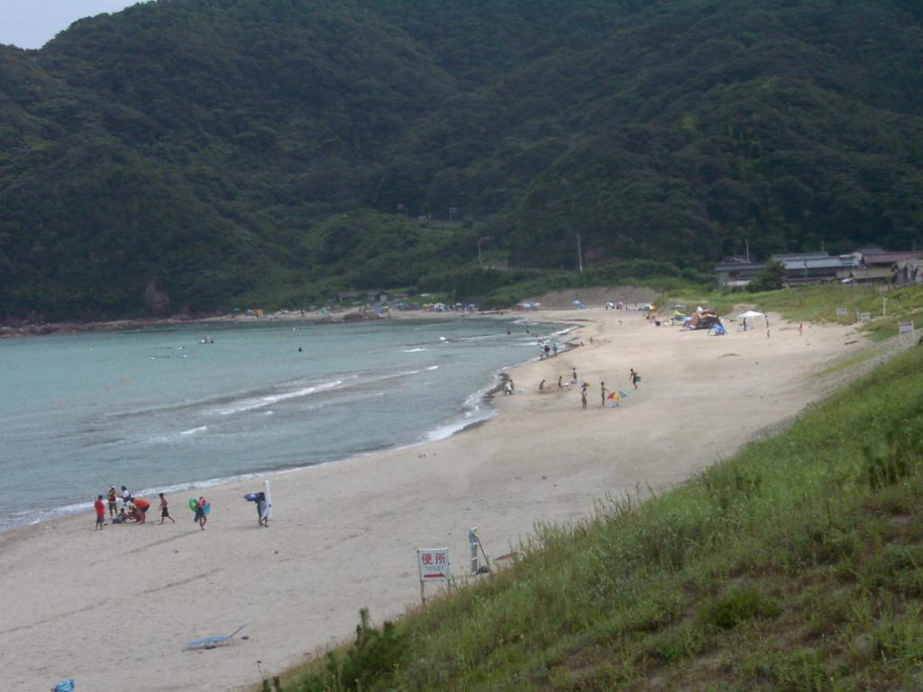 ゴツゴツした岩場と透き通る海の無料の写真素材 - ID.18090フリー素材 ぱくたそ