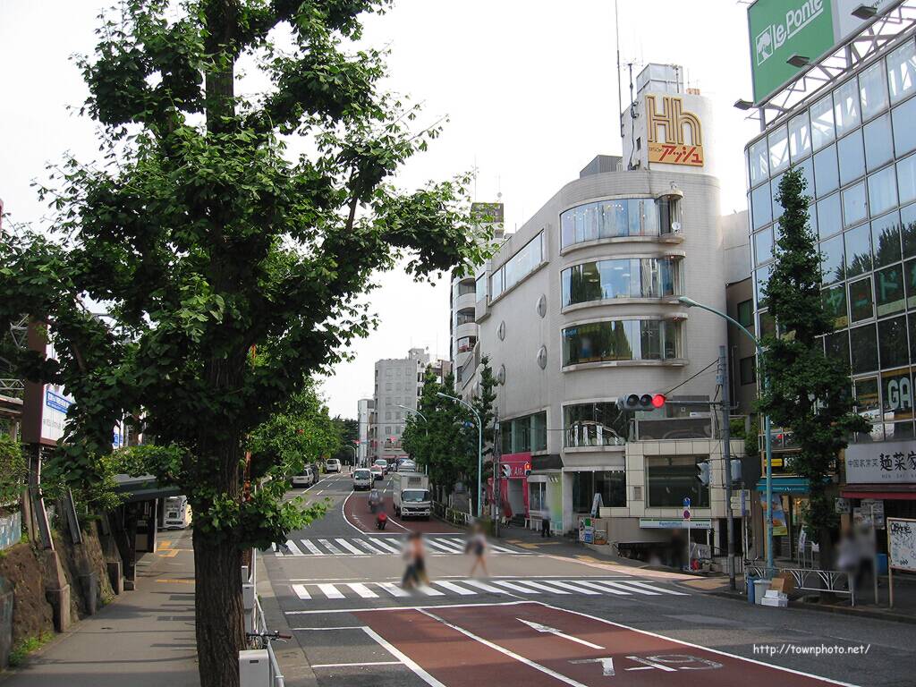 こんばんは😊 1番最後の画像は、地下鉄 5番出口です。 最後から2,3番目画像は、JR原宿駅の竹下口改札前です