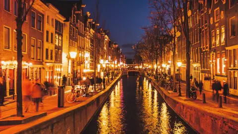 Netherlands 🇳🇱 in Japan まるでオランダな絶景！ 家には本当に人が住んでらっしゃるそうです People actuallylive in these houses 📍Nagasaki,Japan ꙳✧˖°⌖꙳✧˖°⌖꙳✧˖°⌖꙳✧˖°⌖꙳✧˖°@hiromitravel 国内外の旅情報をお届けしています destinations・hotels