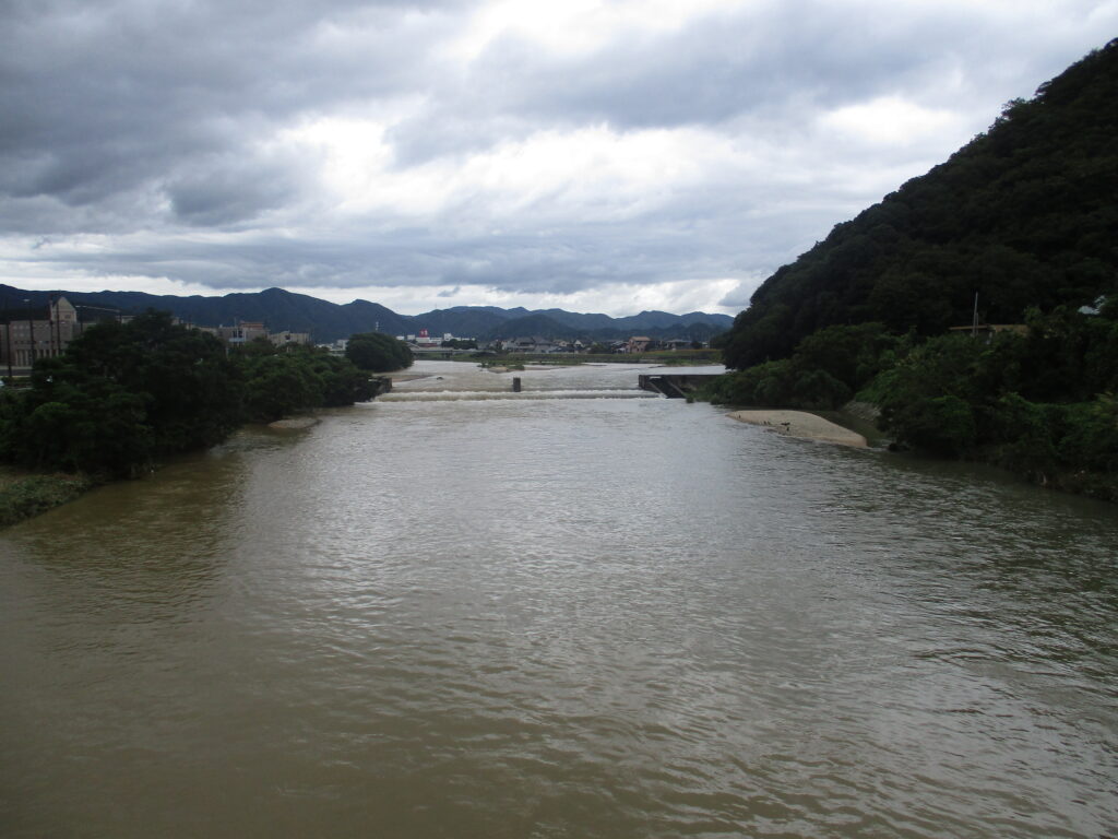 山口県を流れる仁保川 「氾濫危険情報」発表 氾濫の恐れ 気象予報士 日直主任 2024年07月10日- 日本気象協会 tenki.jp