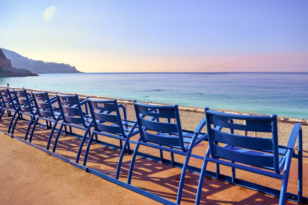 ニースのプロムナードデザングレにある有名な青い椅子 - Horizonのストックフォトや画像を多数ご用意 - Horizon, アウトドアチェア,ウォーターフロント - iStock