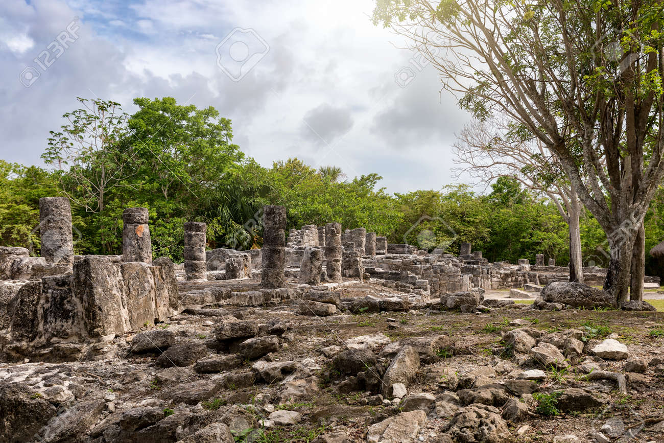メキシコのユカタン半島、キンタナロー州のジバンチェマヤ遺跡に古代のピラミッドの階段が迫っています。の写真素材・画像素材 Image 161672267