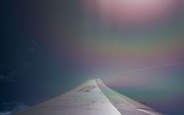 横浜上空に虹色の飛行機雲が現る - ウェザーニュース