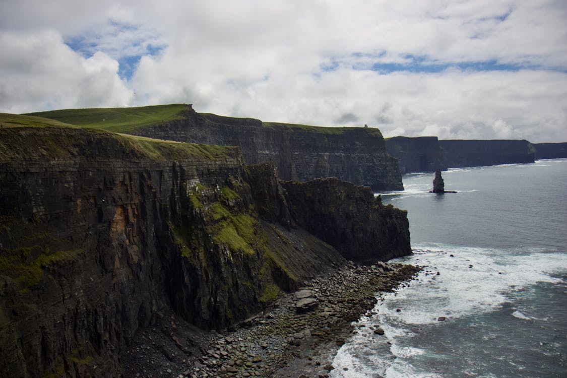 強風のモハーの断崖アイルランドを訪ねてどこかに行きたい