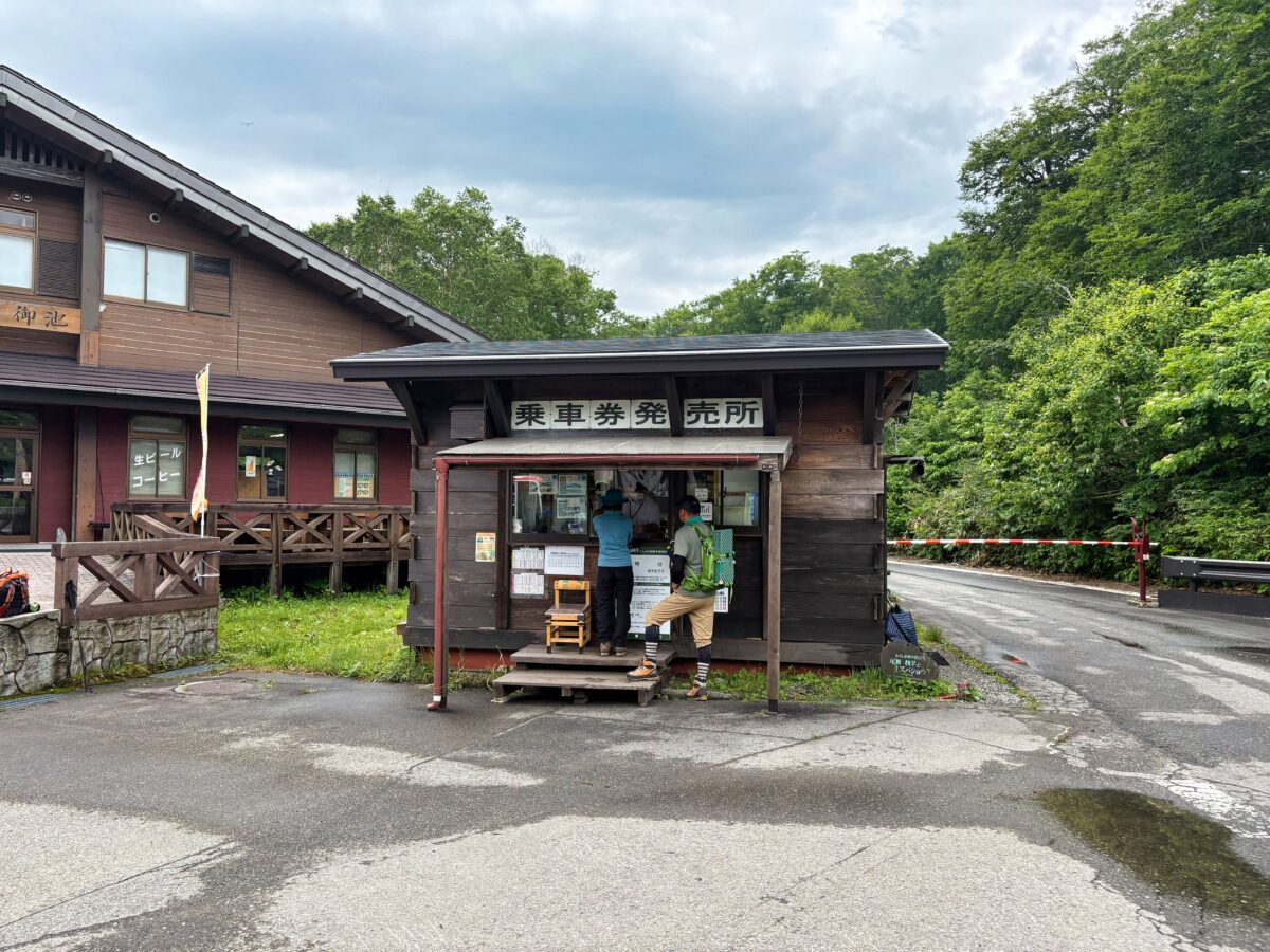 ⛰️えびの高原⛰️ えびの高原『えびのエコミュージアムセンター』前駐車場から2個パノラマ展望台へ進むと白紫池と六観音御池、展望台 からプリン型の甑岳が観えます。展望台入り口から歩いて10分ほどで白紫池が目の前に池に白鳥山のブナの森が映る景色を楽しめます。往復