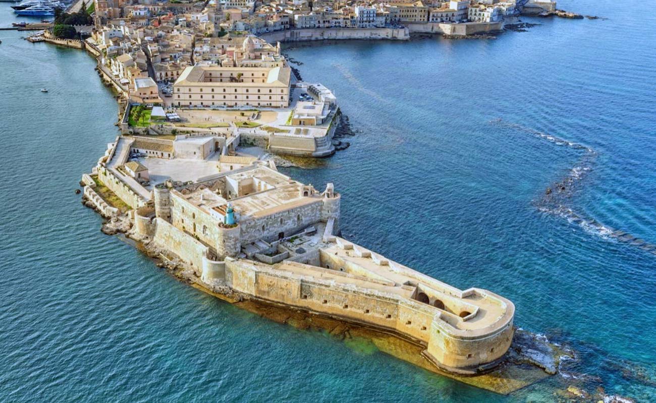 イタリア ウルシーノ城周辺の観光スポットおすすめ12選！ロマンティックな国へ - おすすめ旅行を探すならトラベルブック TravelBook